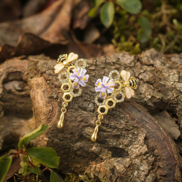 a_bee_earrings_on_bark_5529197 a_bee_earrings_on_bark_5529197